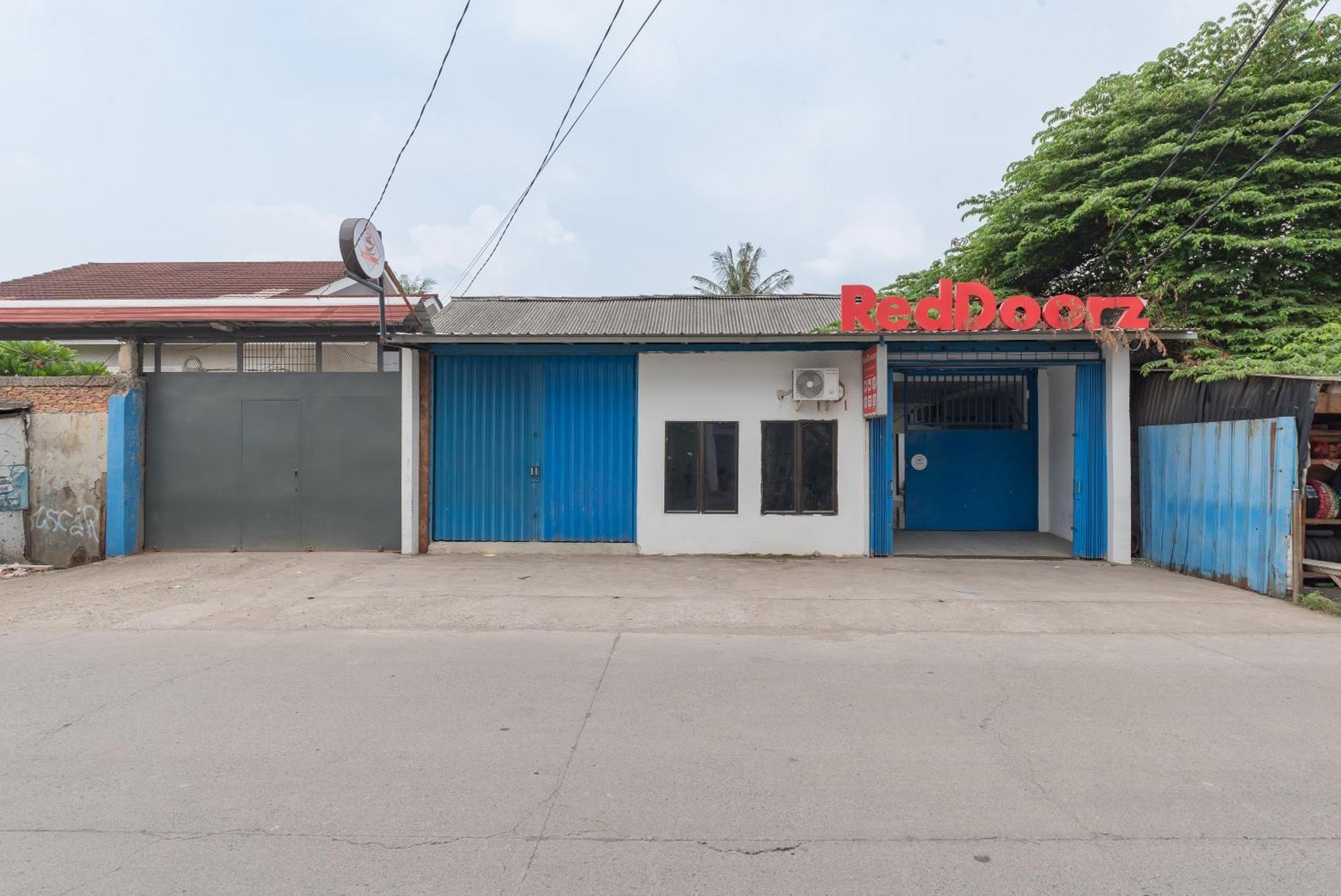 Hotel RedDoorz @ Jalan Raya Tuparev Karawang Zewnętrze zdjęcie