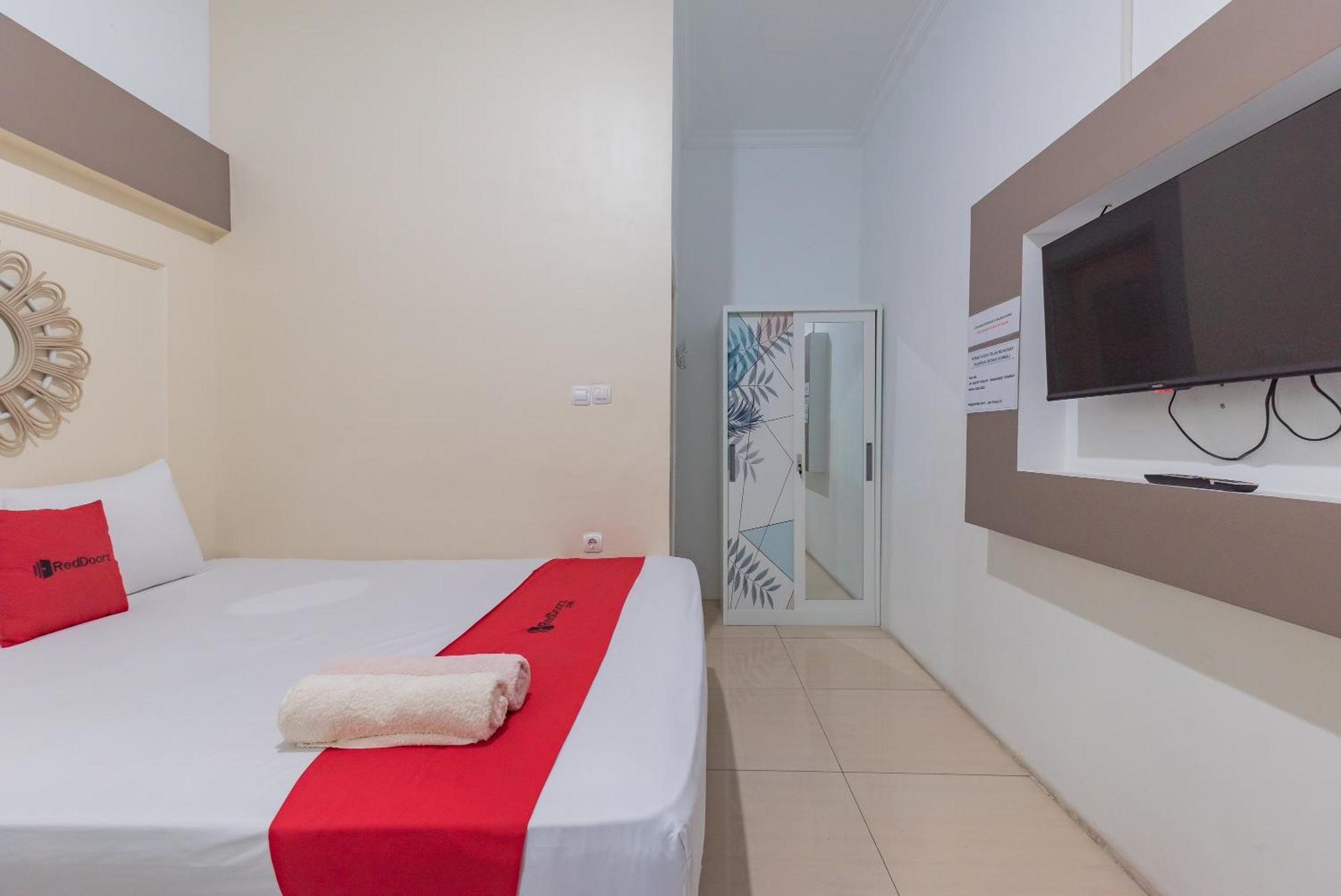 Hotel RedDoorz @ Jalan Raya Tuparev Karawang Zewnętrze zdjęcie