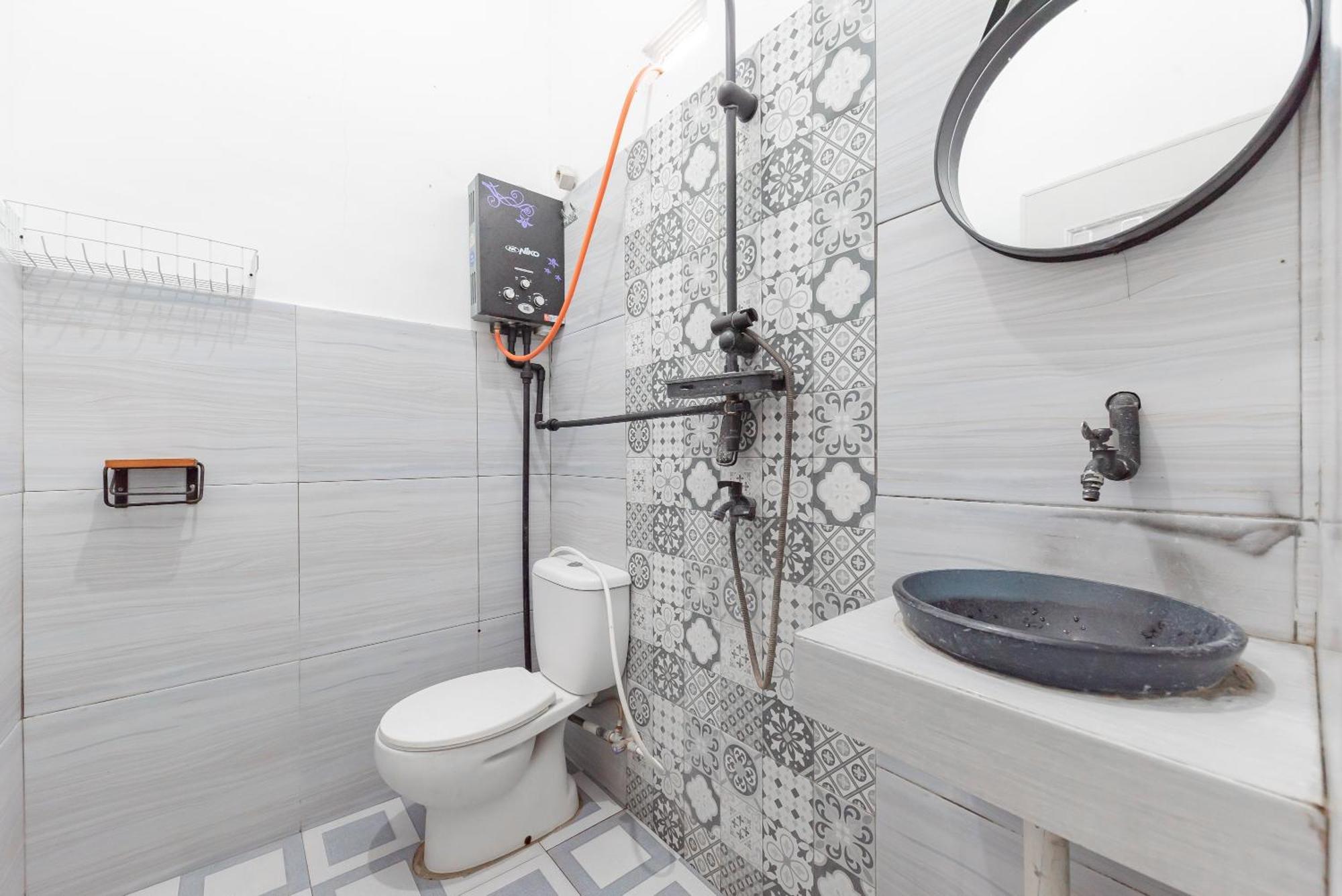 Hotel RedDoorz @ Jalan Raya Tuparev Karawang Zewnętrze zdjęcie