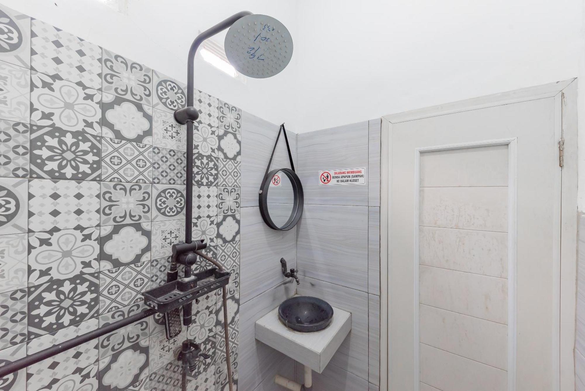 Hotel RedDoorz @ Jalan Raya Tuparev Karawang Zewnętrze zdjęcie